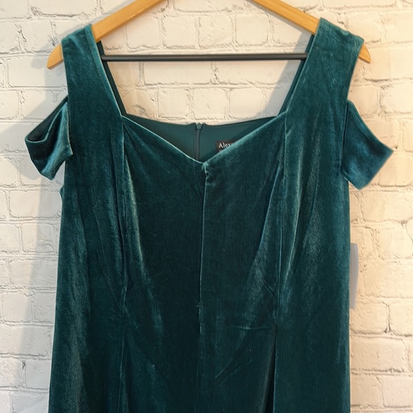 Nwt Alexa B Nites green velvet dress - Picture 2 of 11